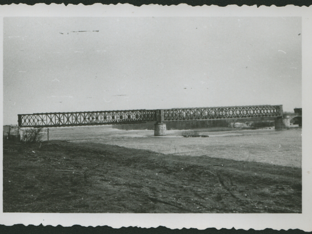 Fotografia przedstawia widok na most kolejowy na Nogacie.