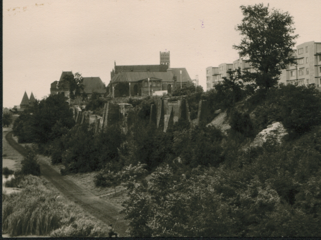 Zdjęcie przedstawia widok na zamek, kościół św. Jana i nowe zabudowania na wyburzonym Starym Mieście.