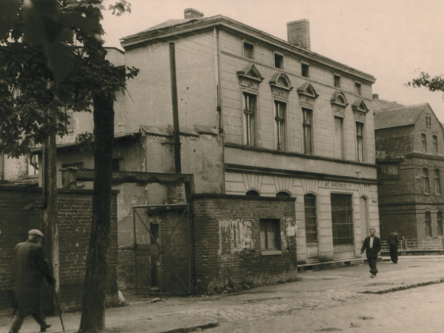 Fotografia przedstawia budynek handlowo-usługowy przy skrzyżowaniu ul. Sikorskiego i Orzeszkowej.