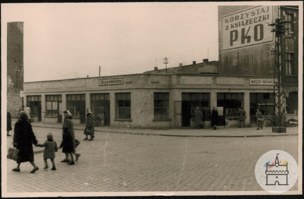 Fotografia przedstawia kioski handlowe przy ul. Sienkiewicza i Kościuszki.