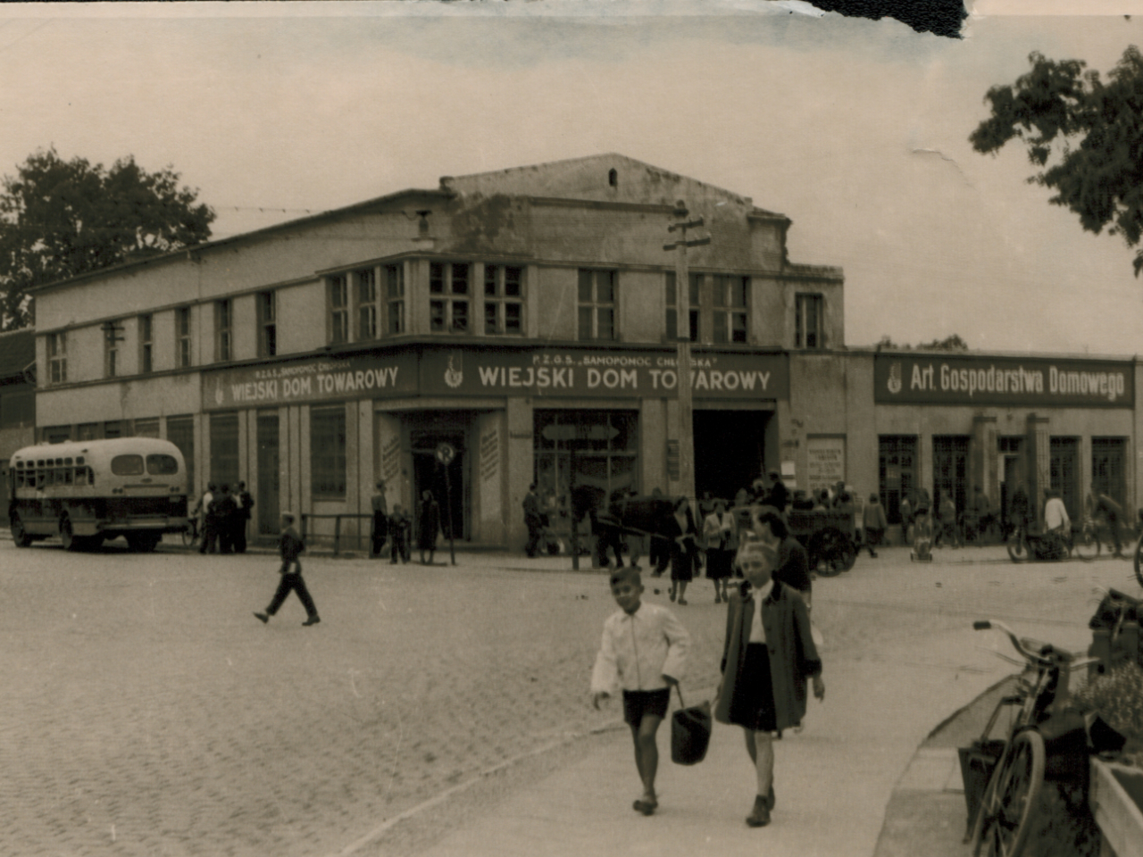 Fotografia przedstawia Wiejski Dom Towarowy mieszczący się przy ul. Kościuszki.